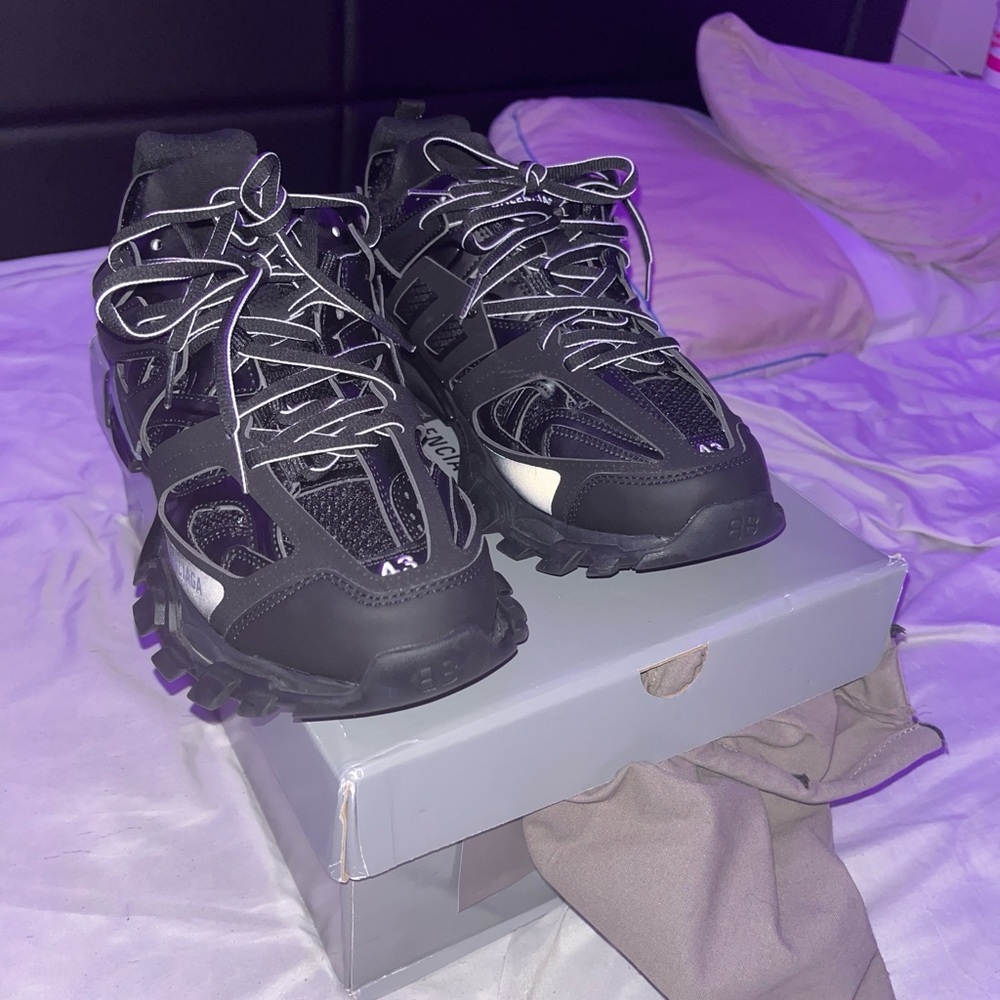 Balenciaga  tracks light up charger included and box and stockx tag!